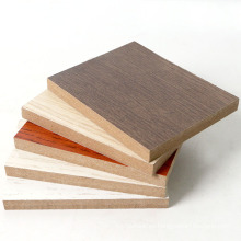 Tablero de MDF liso de alto brillo de 18 mm / precio de tablero de fibra de densidad media / MDF resistente al fuego y a la humedad